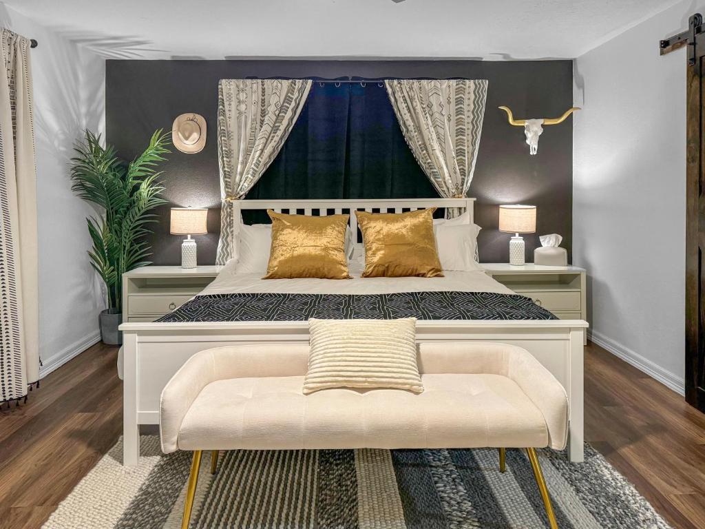 Casa Hosum - 7 mins Downtown Sleeps 9 King Bed Fenced Yard, Houston