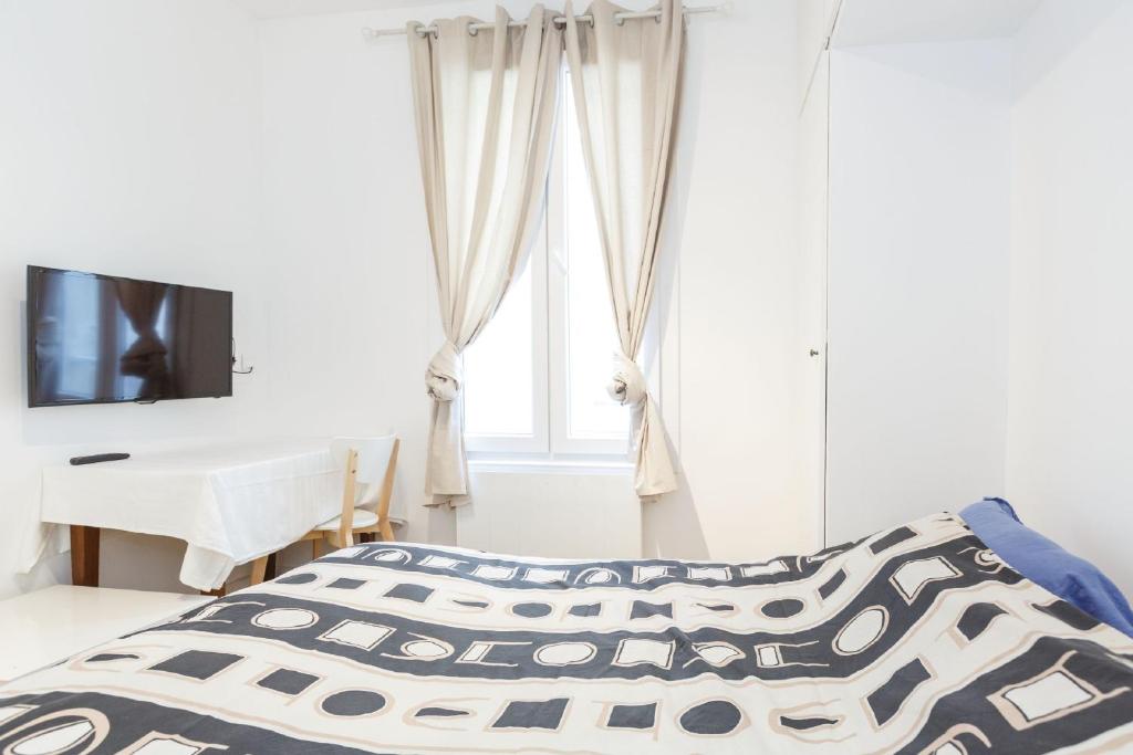 Paris studio Rue du Maine - all bills included - next to Montparnasse train station & close to 6th arrondissement - 2