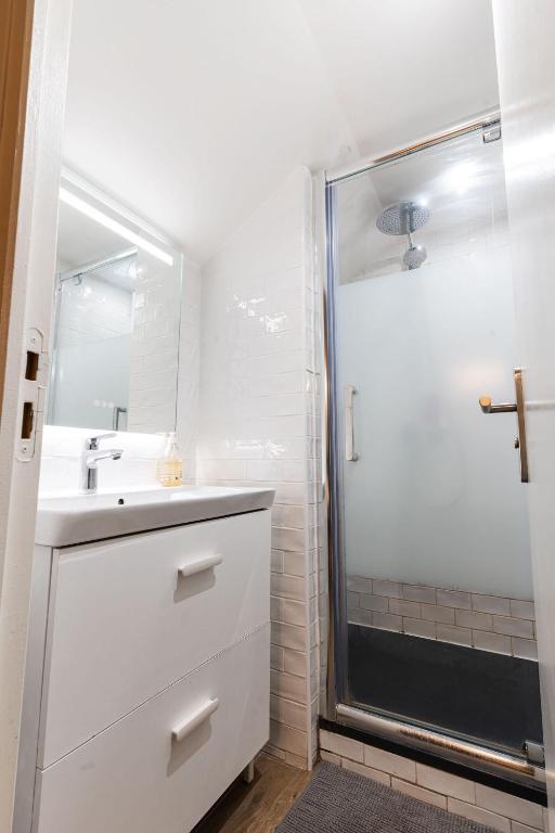 Loft 1 BR Marais, Notre Dame AC by LCC Agency - 5