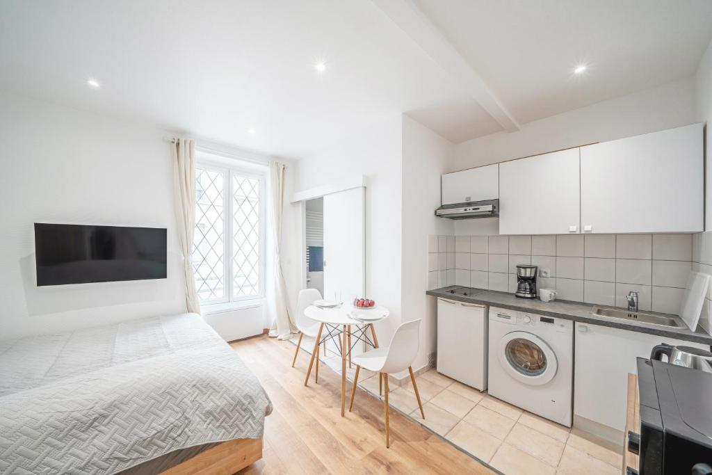 Paris studio Rue Roger #1 - all bills included - direct train from CDG airport - 1