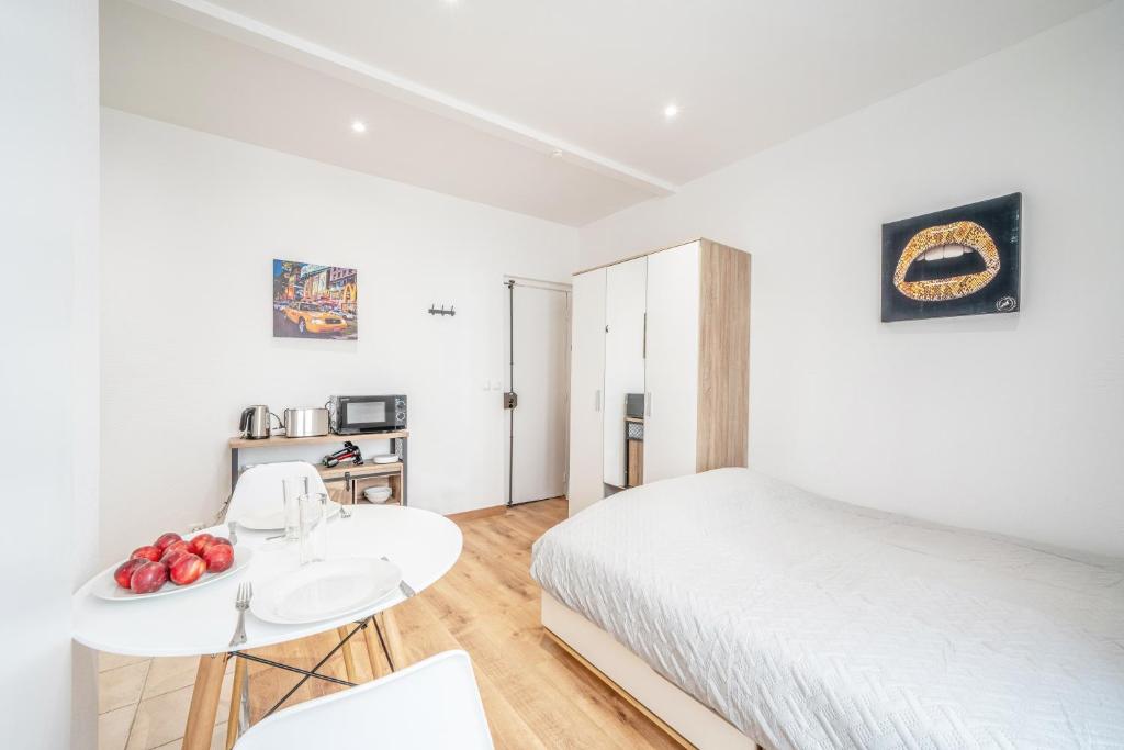Paris studio Rue Roger #1 - all bills included - direct train from CDG airport - 2