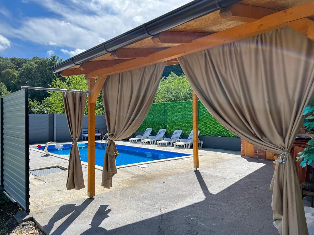 Rest House, Slavinovići