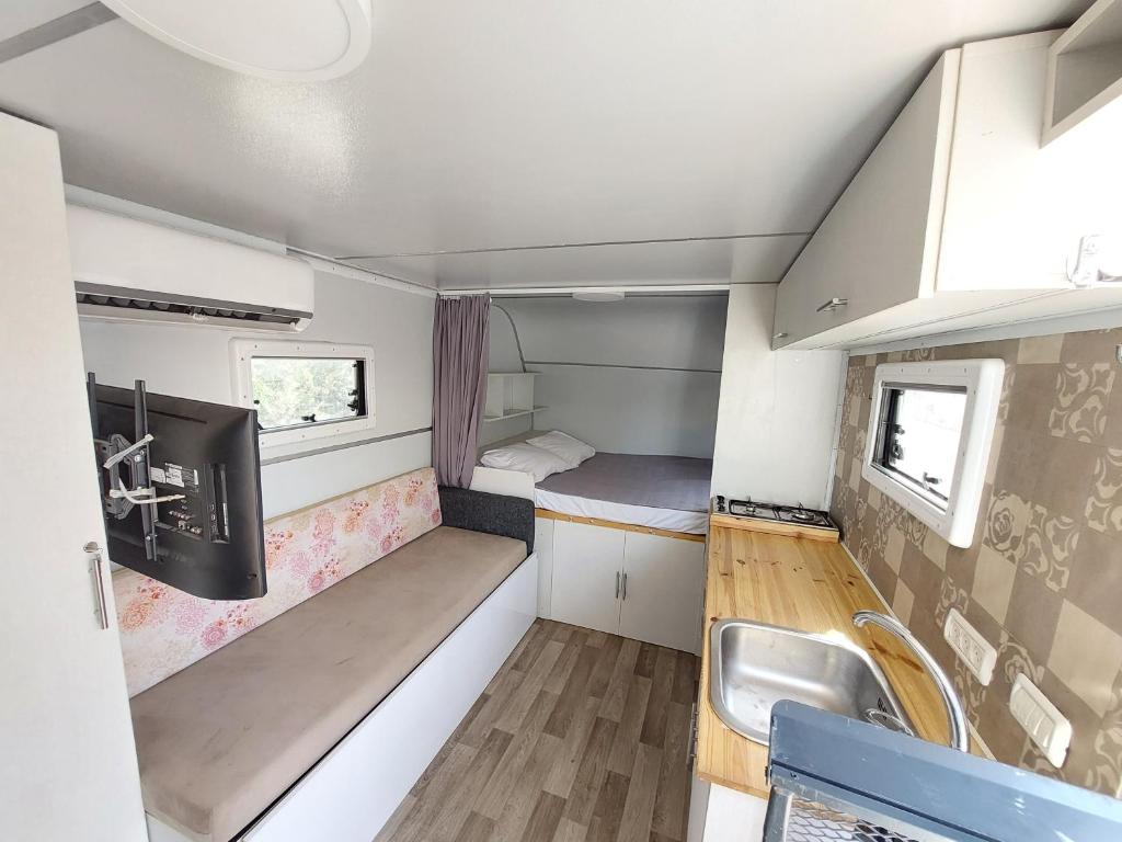 מנוחה בקראוון, Nir Yafe