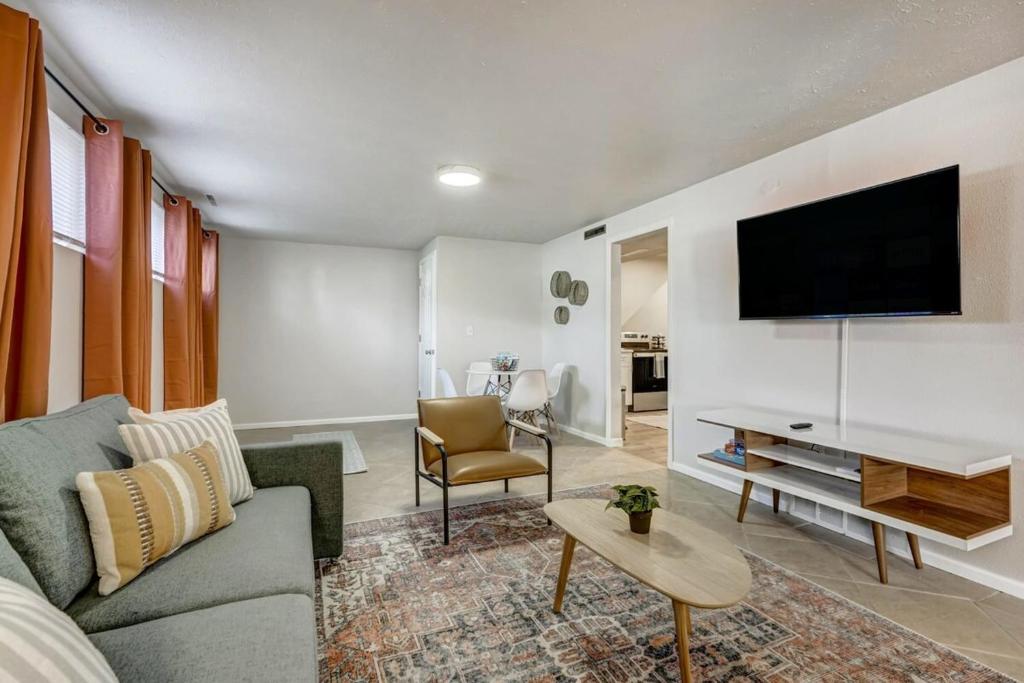 Cheerful Cove - Cozy Basement Centrally Located, Colorado Springs