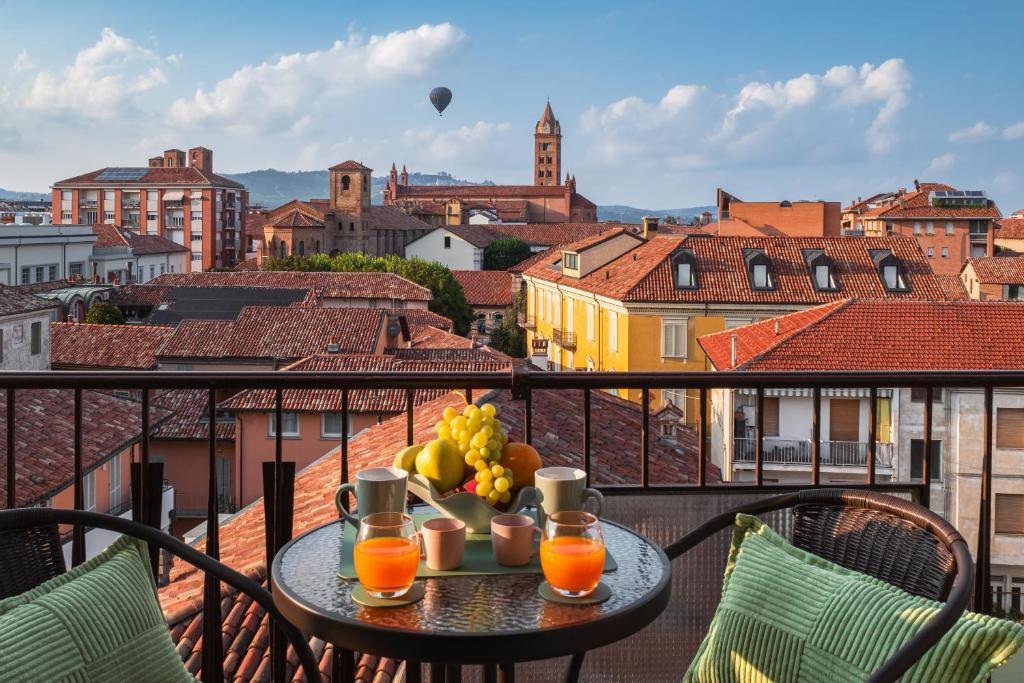 Panoramic Alba View, 2 Bedrooms with King Beds, Free Parking - La Dolce Vista, Alba