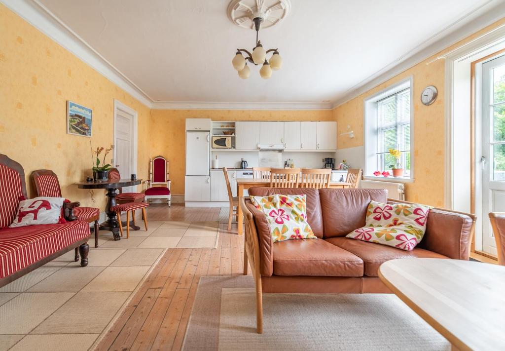 Charming, spacious, sea view guest house, Åkirkeby