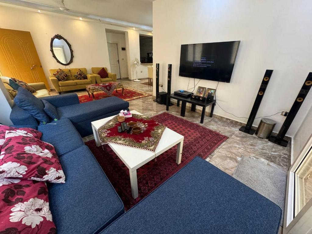 Spacious Apartment Private Garden, Free Parking, Káhira