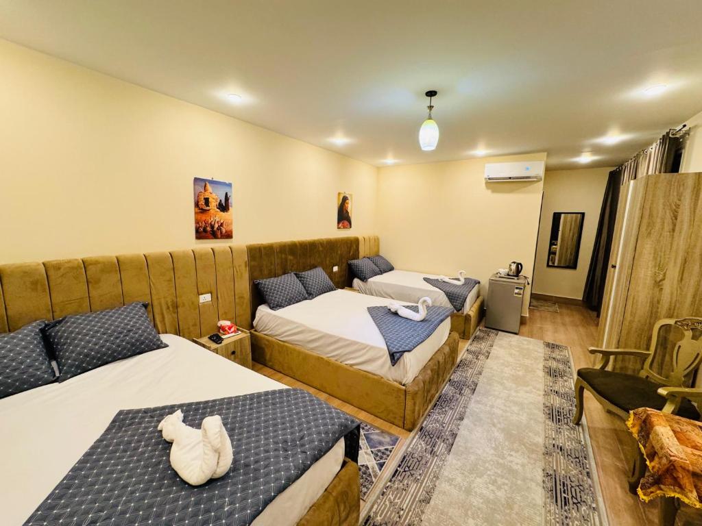 Sphinx palace pyramids view inn