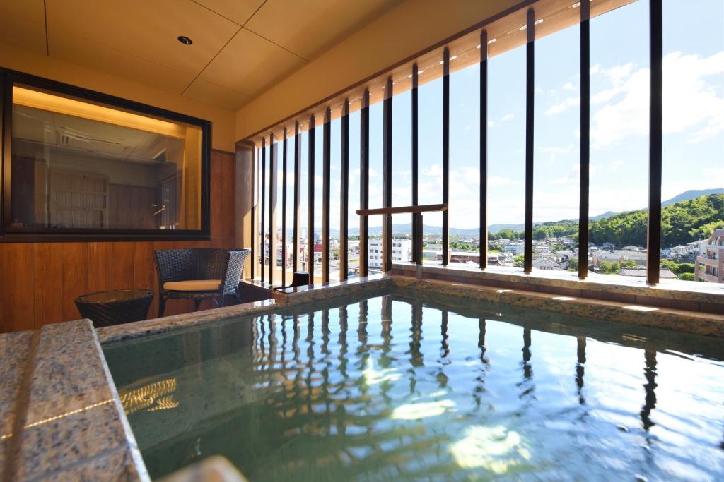 Hot spring bath, Ogoto Onsen Yumotokan Ryokan in Otsu