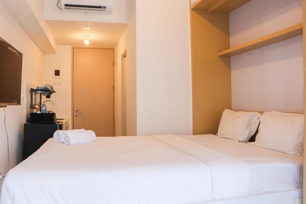 Minimalist and Restful Studio Tokyo Riverside PIK 2 Apartment By Travelio, Rawalembang