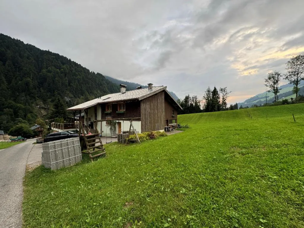 Freundliche 2-Zimmer-Erdgeschosswohnung mit Garten in Seeberg, hotel in Sonntag