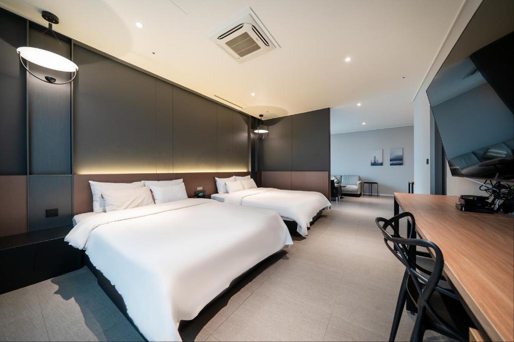 3. 퀸 타운 호텔 ..