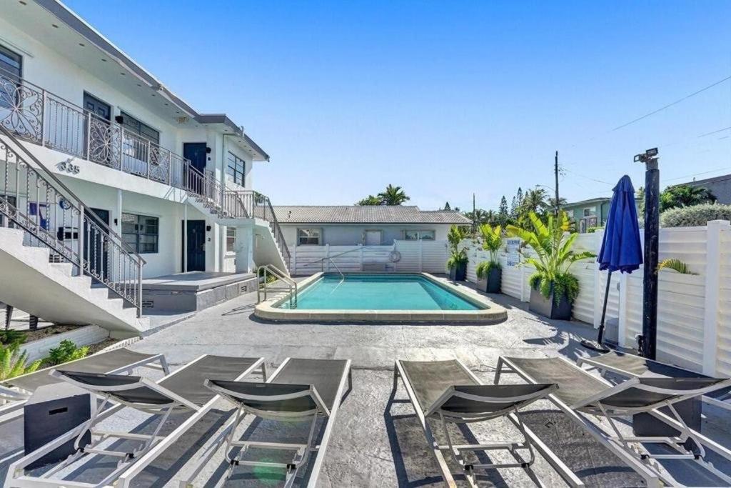 Waves On Desoto Studio With Pool # 3, Hollywood