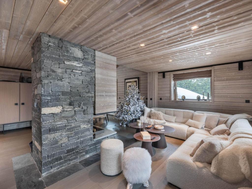 Luxueux chalet 6 chambres avec jacuzzi et home-cinéma à Megève, proche centre - FR-1-569-93 - 1