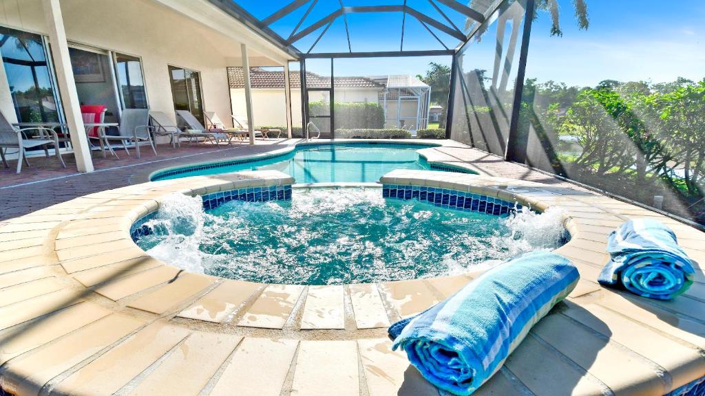 Altaira - Top Location Lake View Pool Spa4 Bed, Naples