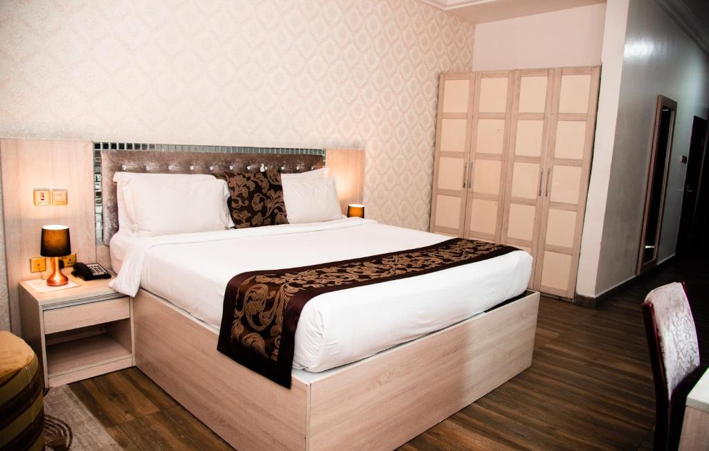 Golden Tulip Hotel의 수영장 이미지