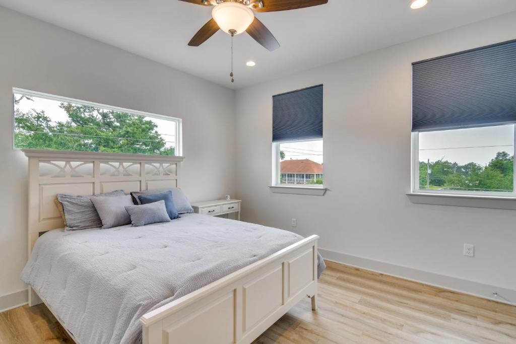 Modern Waveland Home with Deck - Walk to the Beach 전경