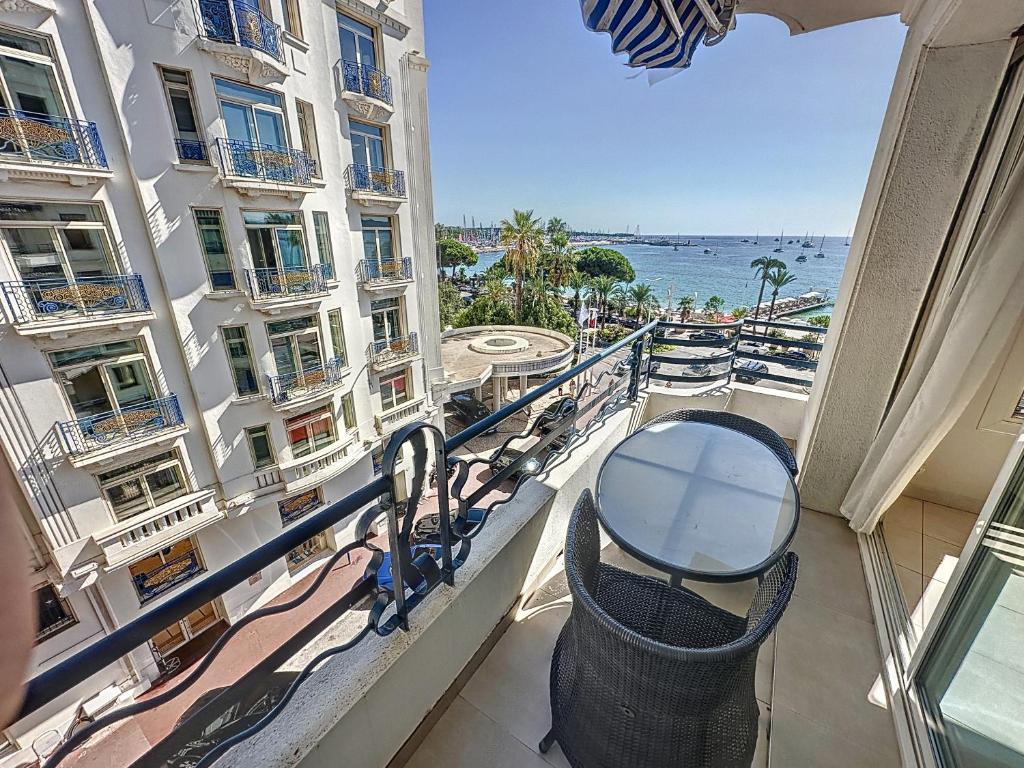 Luxury 1 bedroom Croisette Martinez direct sea view 241 - 3
