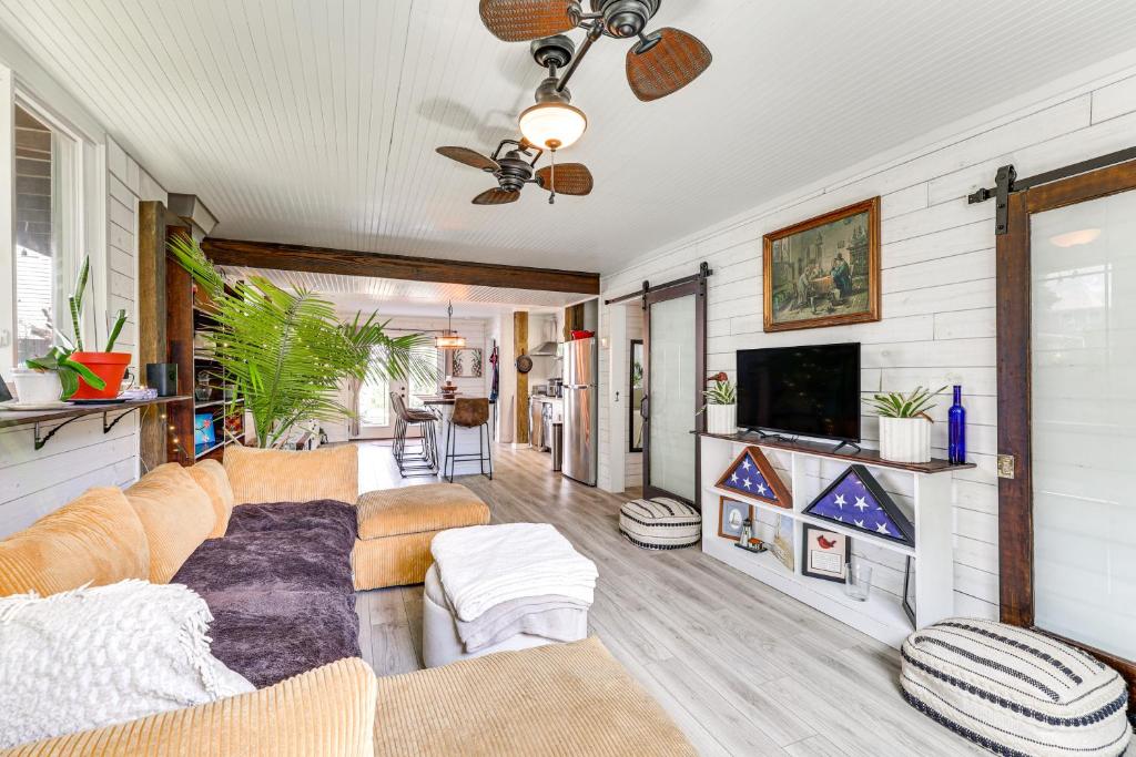 Coastal Oasis with Hot Tub Walk to Beach!, Holly Ridge