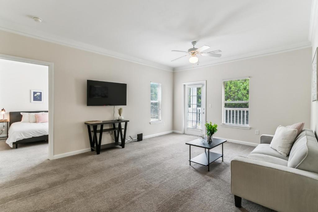 Verandas 1836 I Modern 2bd I Parking I Pool I Gym, Valley