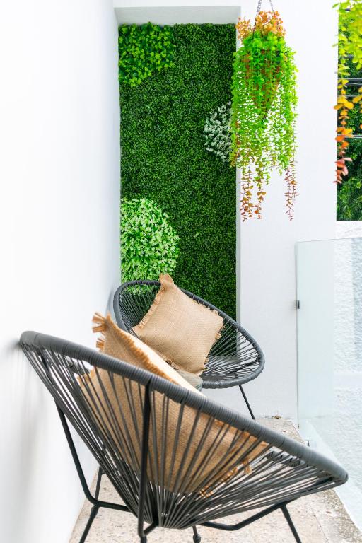 Beautiful and Bright Apt 7 with Balcony near Miraflores, El Rodeo