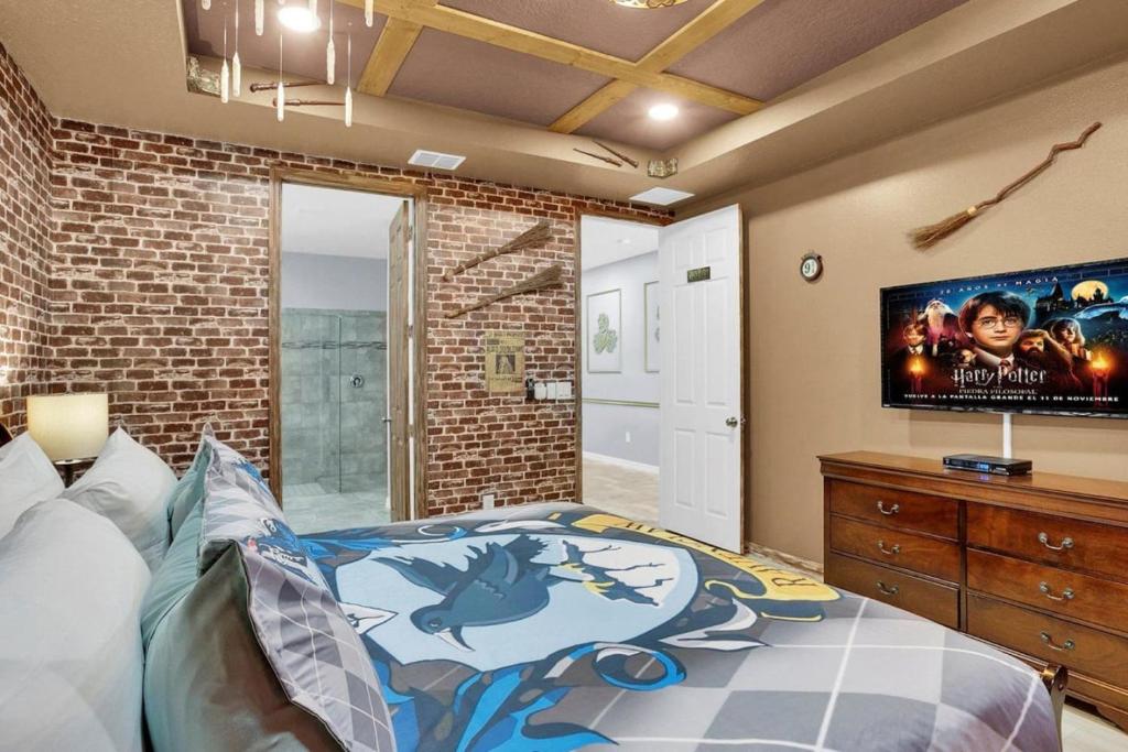 7BD No Carpet Home with Pool Spa BBQ and Game Room, Kissimmee