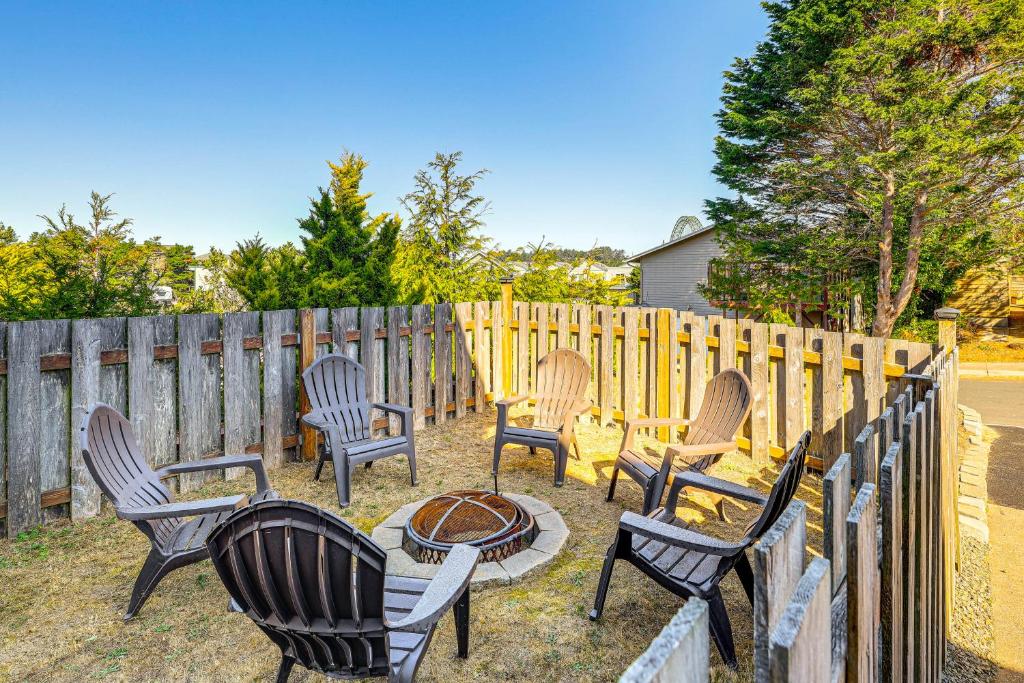 Coastal Oregon Home Walk to Dock!, Newport