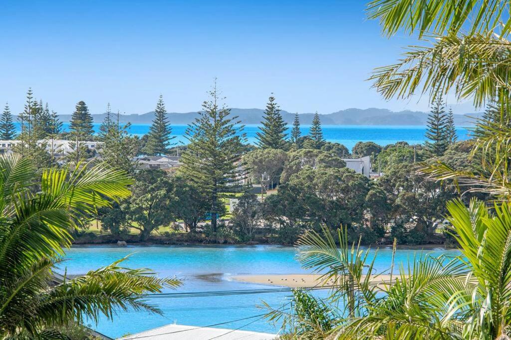 Pohutukawa Estuary Views, Red Beach
