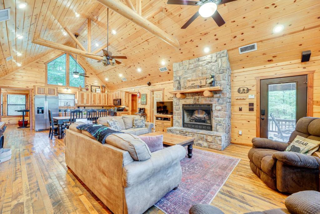 Cabin with Hot Tub and Wraparound Deck in Broken Bow!, Broken Bow