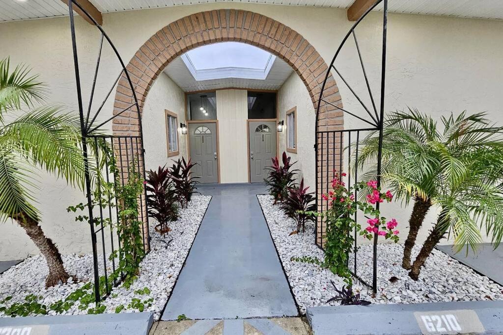 3BR 2BA, duplex ,Great location, North Port