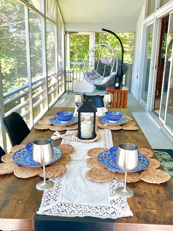 Charming Lakefront Chalet, family and pet friendly, Barnstead