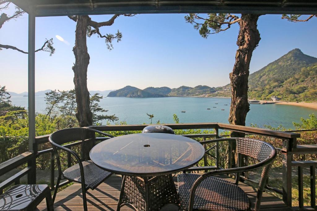 남해 아크로 펜션 테라스