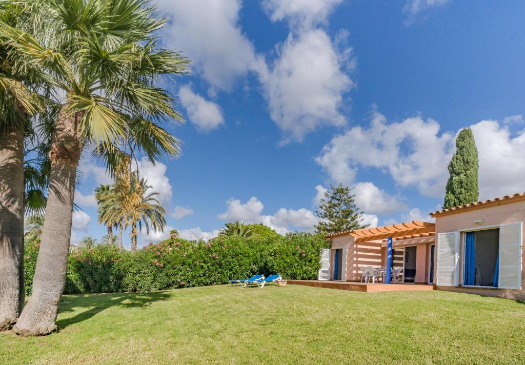 Apartamentos Mar Blau — Hotel building in Son Bou, Balearic Islands