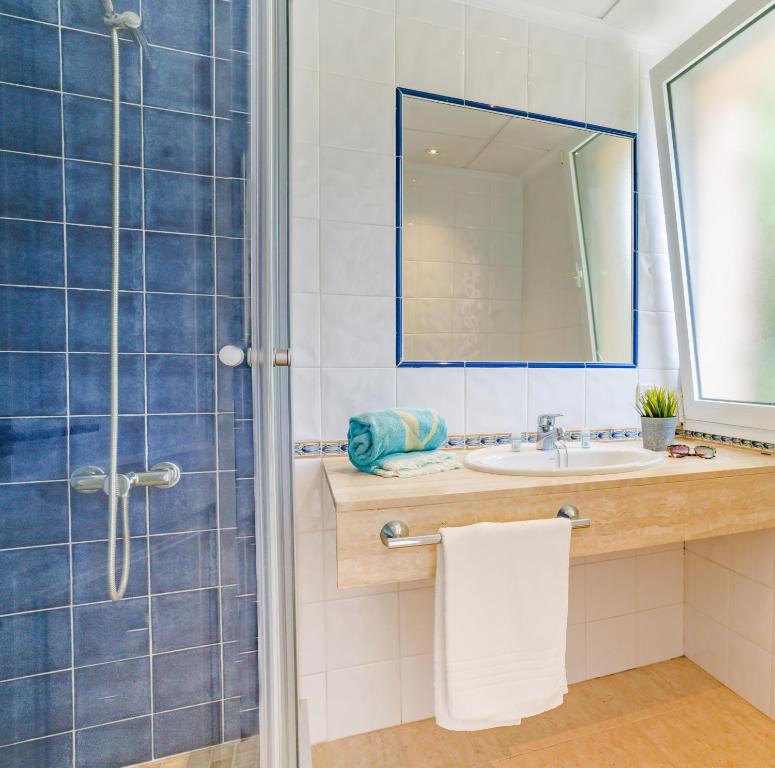 Apartamentos Mar Blau — Hotel rooms in Son Bou, Balearic Islands
