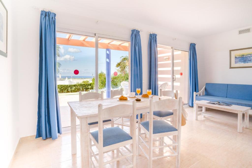 Apartamentos Mar Blau — Hotel rooms in Son Bou, Balearic Islands