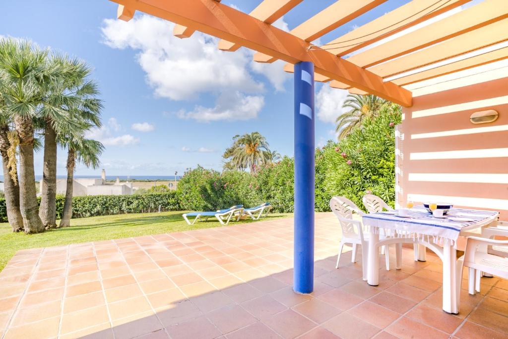Apartamentos Mar Blau — Hotel building in Son Bou, Balearic Islands