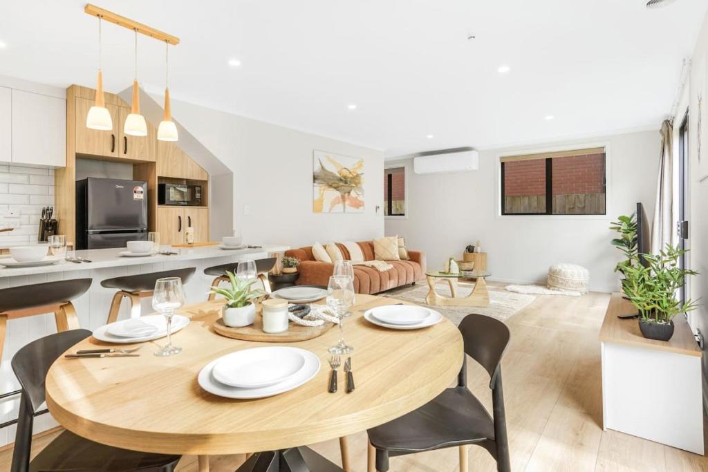 Spacious Stunner! Central, King Bed -By KOSH BNB, Hamilton