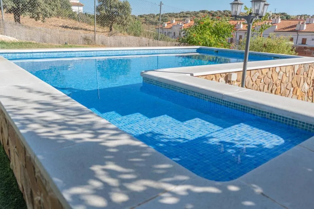 Casa con jardín y piscina privada, hotel in Ruidera