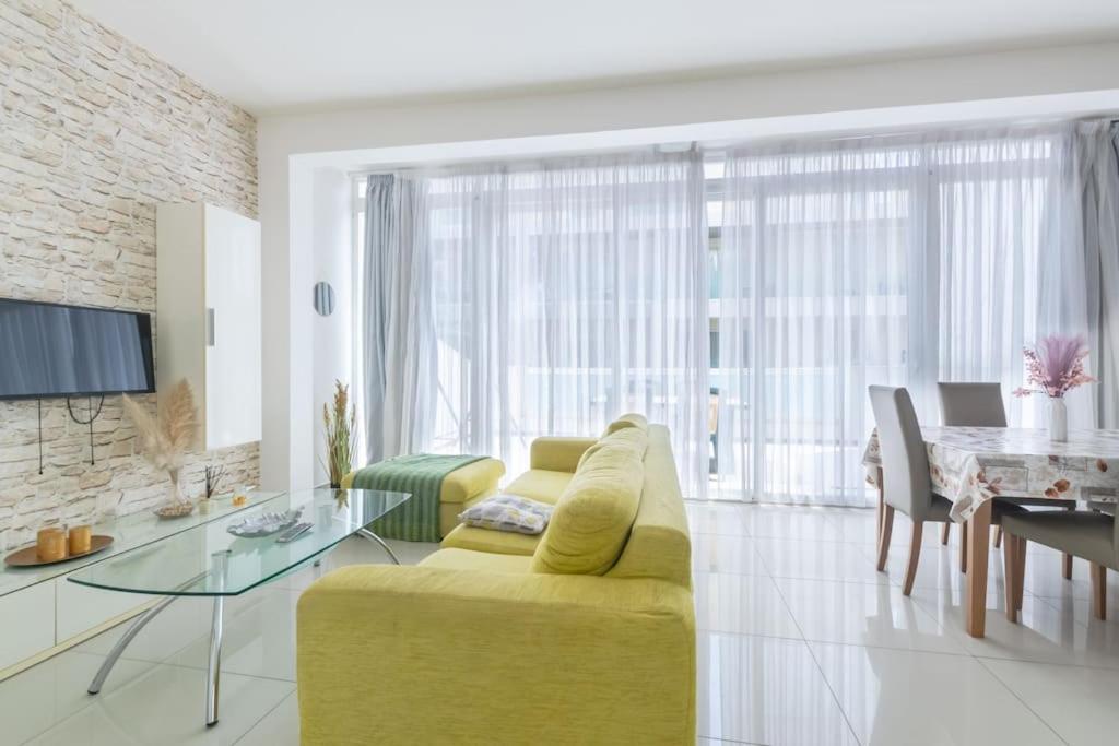 Penthouse with Side Sea View, St Paul's Bay