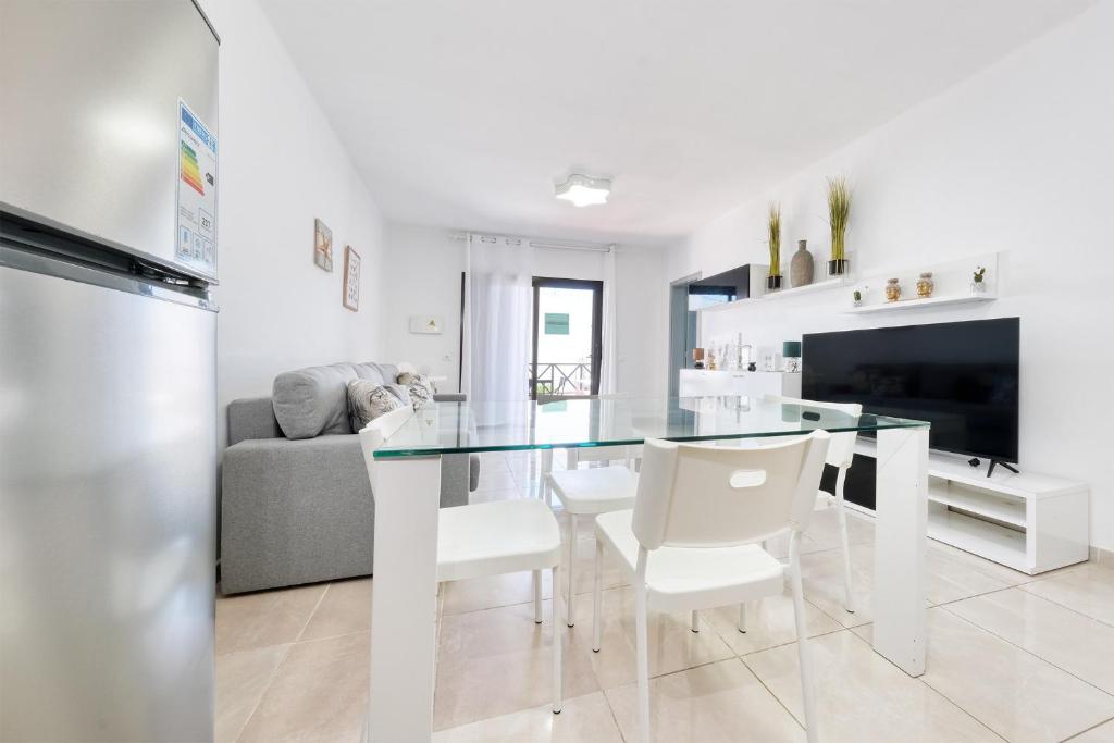 Happy Beach Home - Shared Pool and near the Beach By Lanzarote Vacation Homes - 4