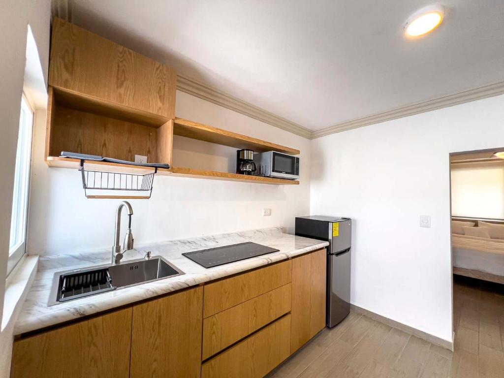 Modern Apartment with Home Office in Prime Location - 4