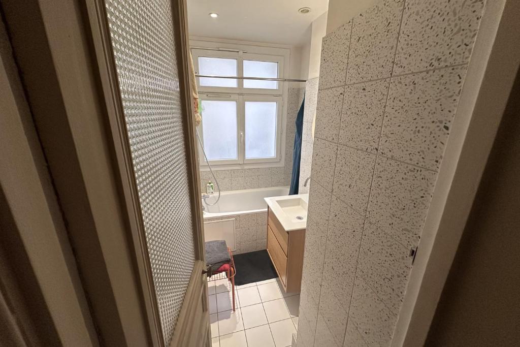 Beautiful T2 with balcony - near Parc Clichy - 5
