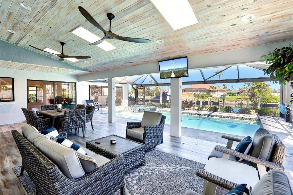 Boat Dock, Luxurious Pool, Gorgeous Home - Escape To The Cape, Cape Coral
