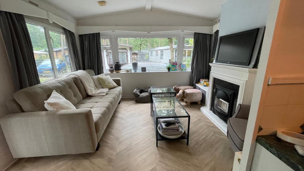 SAYANG26 gezellige gezinsvriendelijke stacaravan op familiecamping De Vossenburcht in natuurgebied Reestdal - no workers allowed, IJhorst