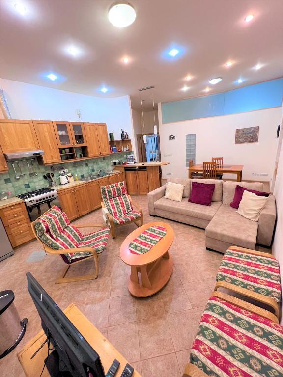 Jasmin apt with balcony at Republic Square & Ruben tours, Jerevan