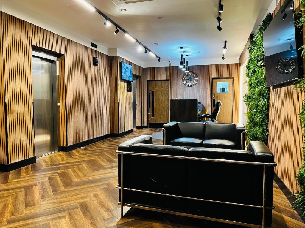 Lobby, Ilford Grand Hotel in London