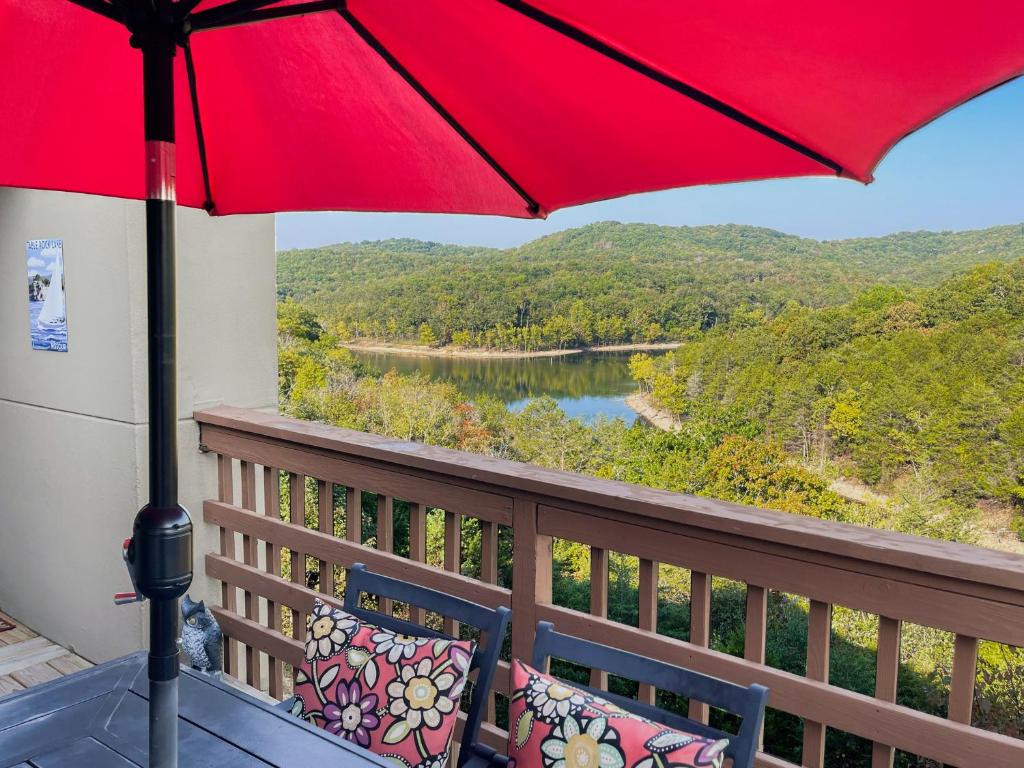 Lake Access and Pool Branson Condo - 2 Mi to Marina, Branson
