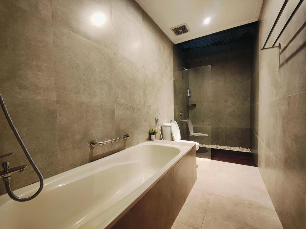 Shower, Rabasta Enjoy Kuta in Bali