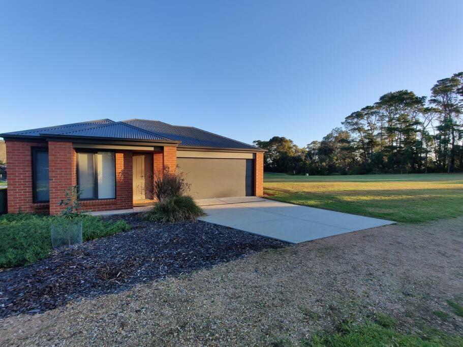 Pelican Cliff, Metung