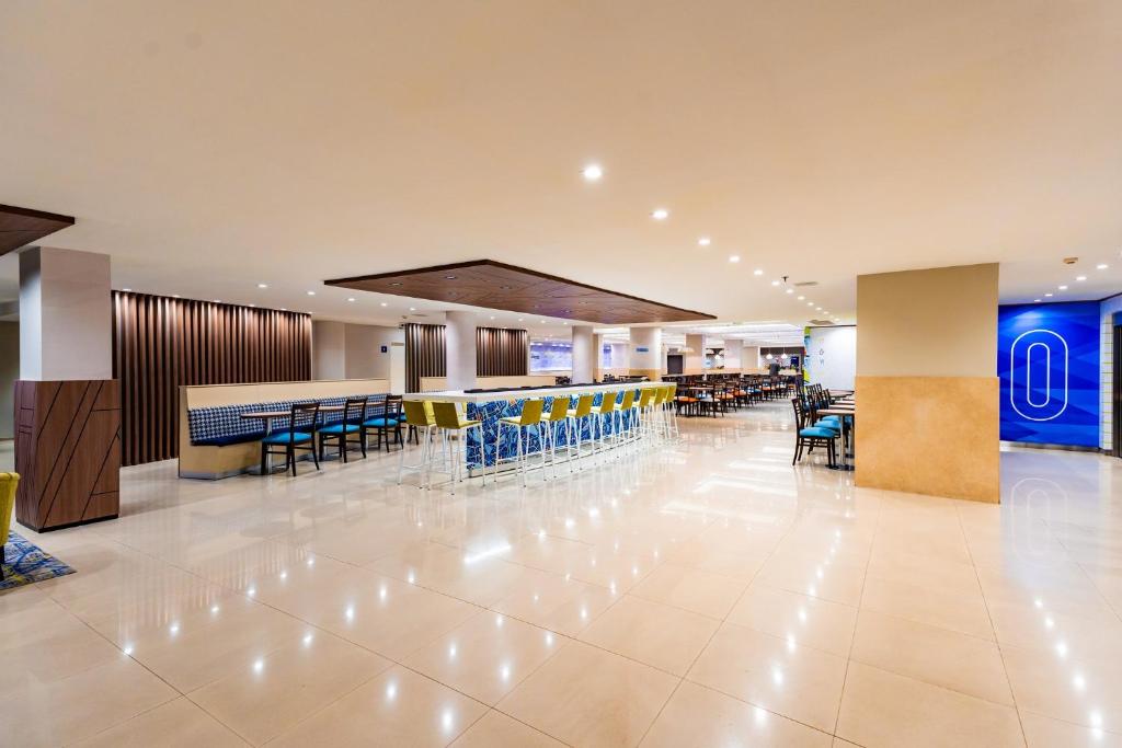 Lobby, Holiday Inn Express Rosario By IHG in Rosario